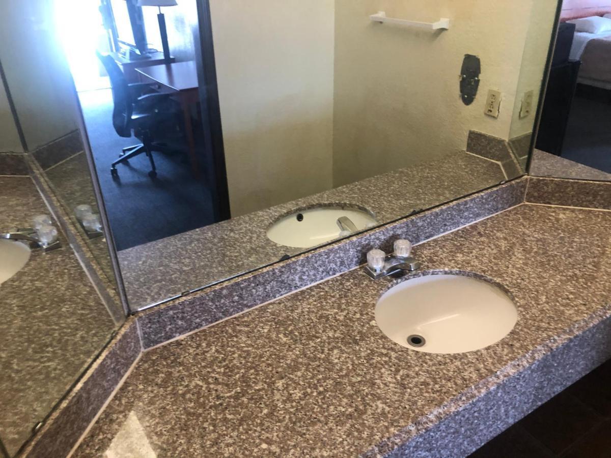 Airport Inn And Suites Tulsa Esterno foto