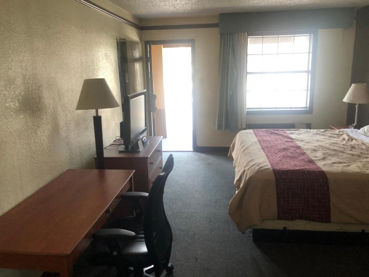 Airport Inn And Suites Tulsa Esterno foto